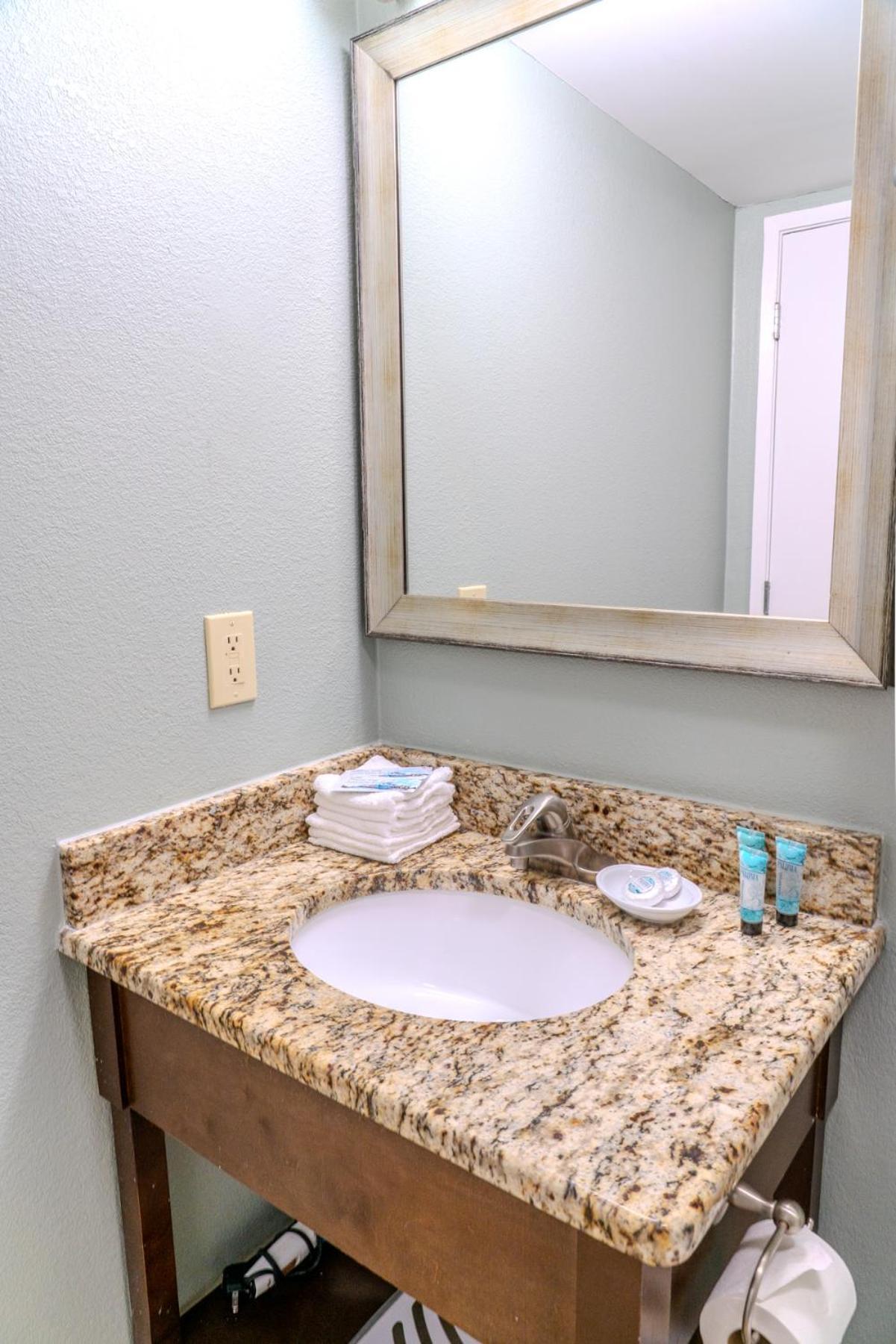 Oceanfront 1br Suite! Perfect For 8 Guests!- Pinnacle Tower 1456 Myrtle Beach