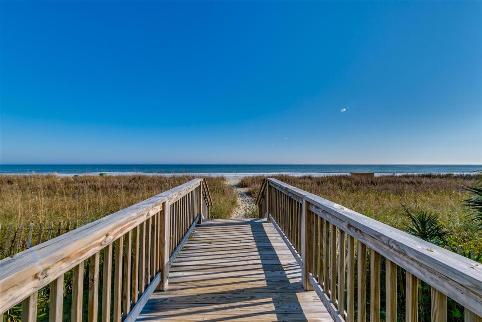 Stunning Oceanfront W Jetted Tub! B 733 *