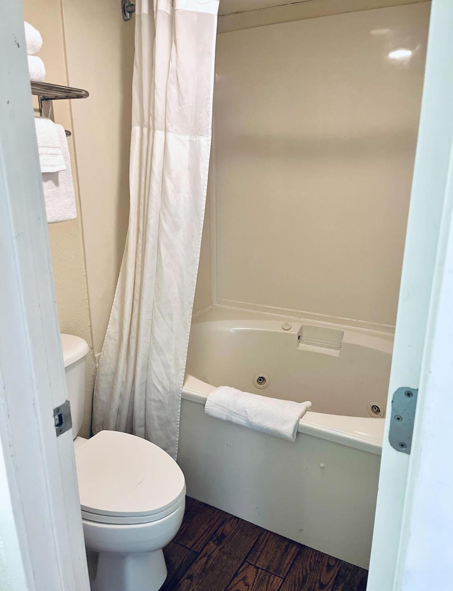 Stunning Oceanfront W Jetted Tub! B 733