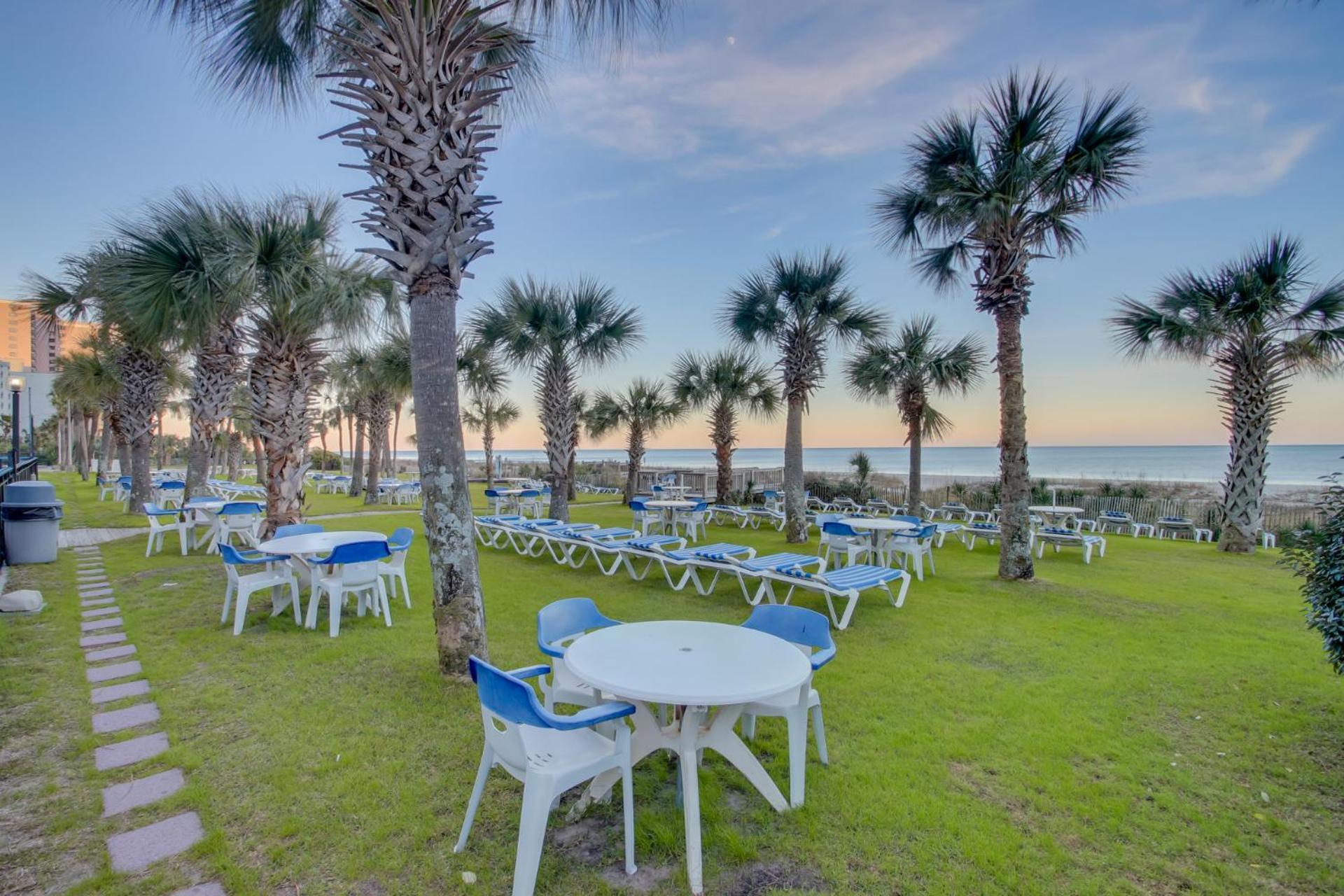 Stunning Oceanfront W Jetted Tub! B 733 *