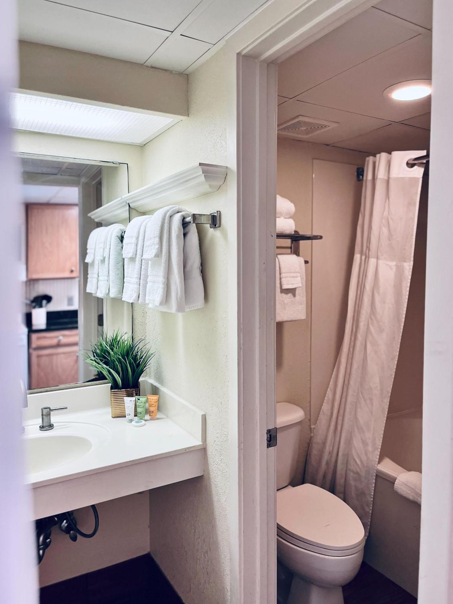 Stunning Oceanfront W Jetted Tub! B 733