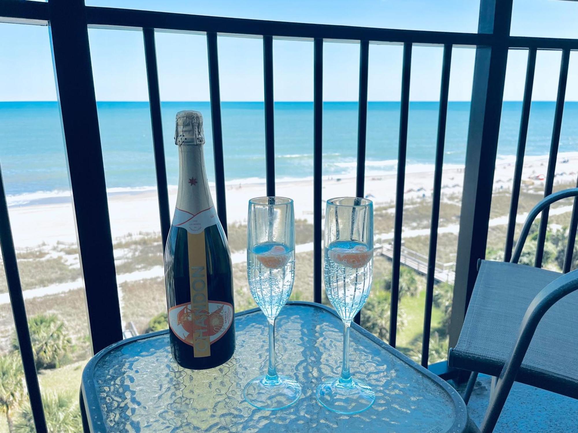 Stunning Oceanfront W Jetted Tub! B 733 *