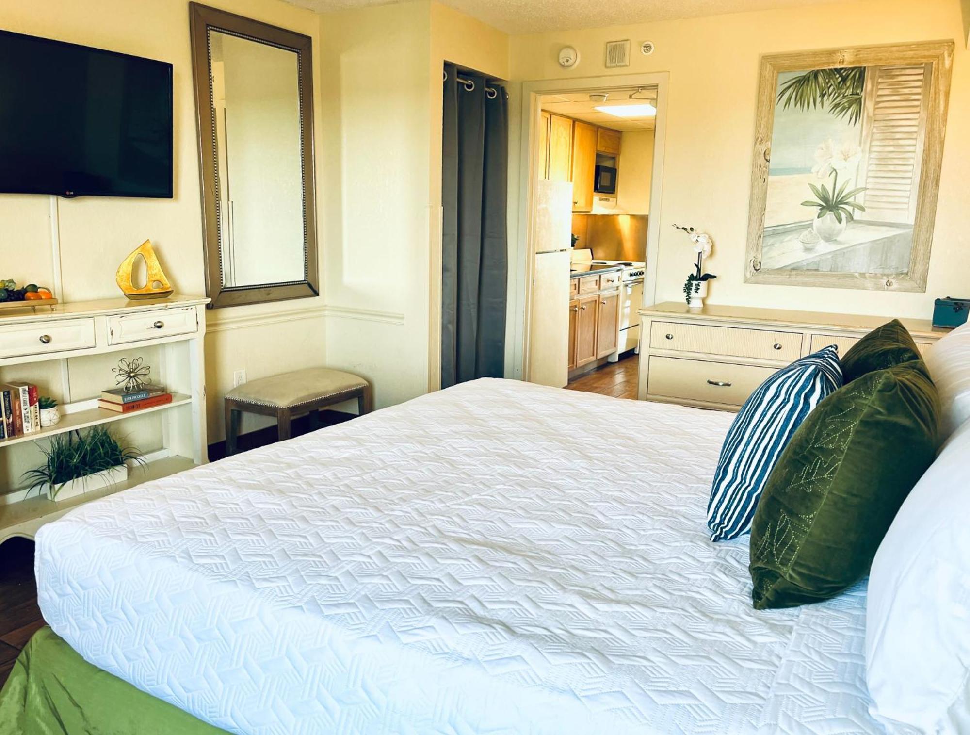Stunning Oceanfront W Jetted Tub! B 733 * Myrtle Beach