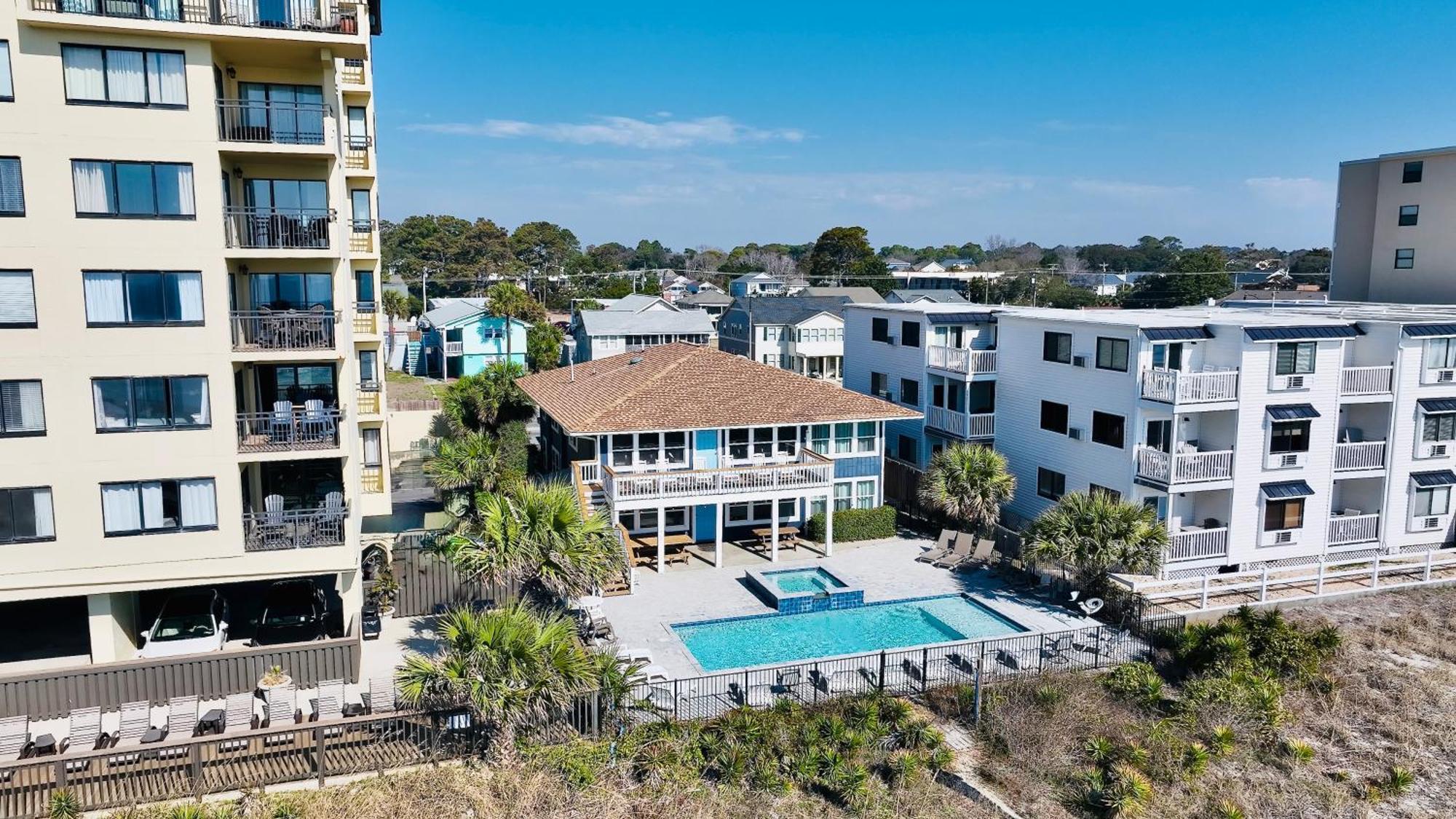 Oceanfront, Centrally Located, Huge 5k Sq Ft W Huge Private Pool, Hot Tub, & Gameroom Holiday home