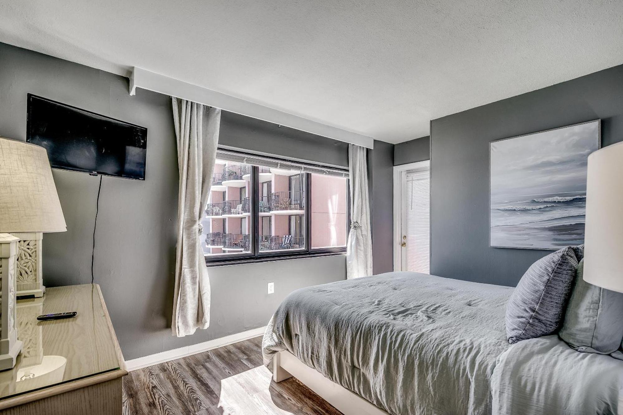 Palms 1002