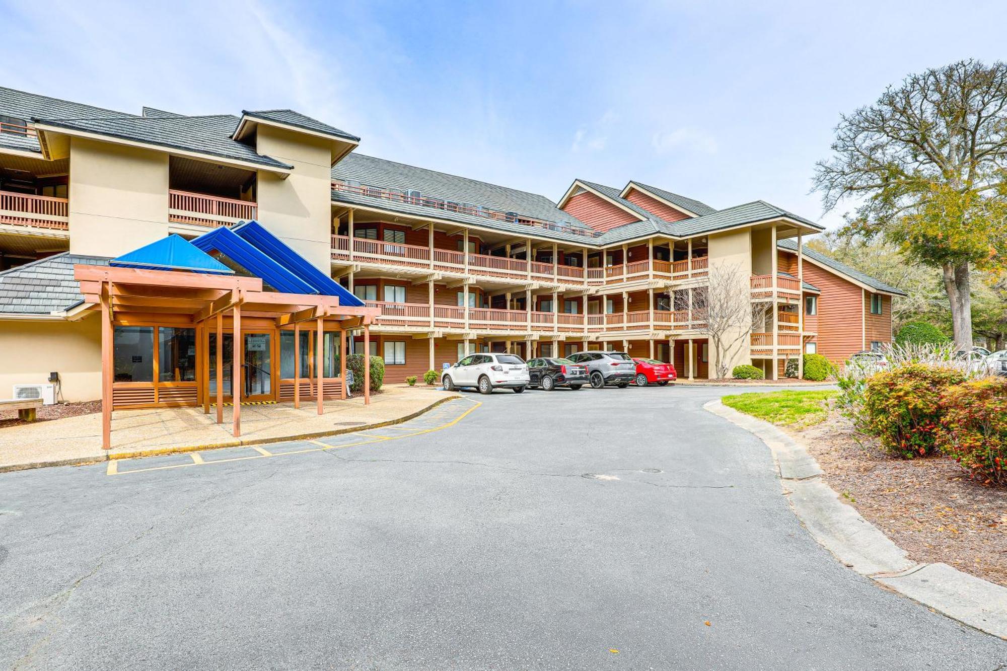 Beautiful Lakefront Short Walk To Beach! Apartment
