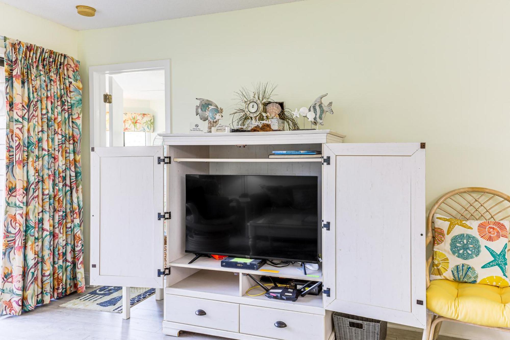 Apartment Beautiful Lakefront Short Walk To Beach!