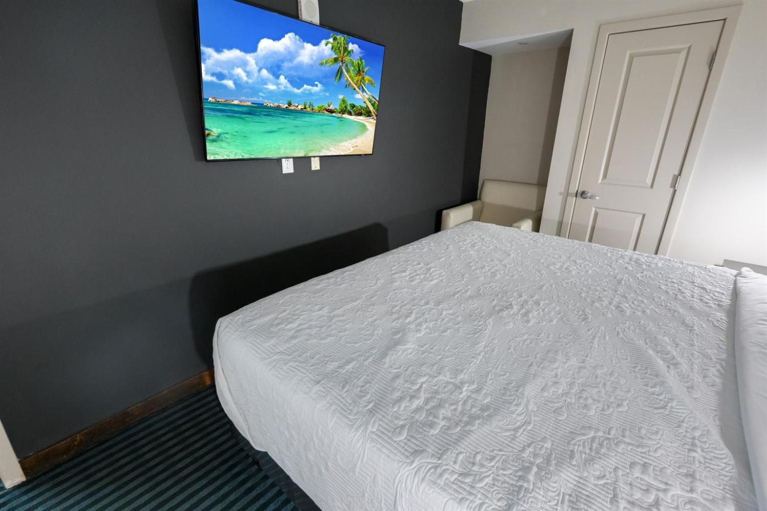 Brand New Oceanfront Honeymoon Suite, Pools, Views *