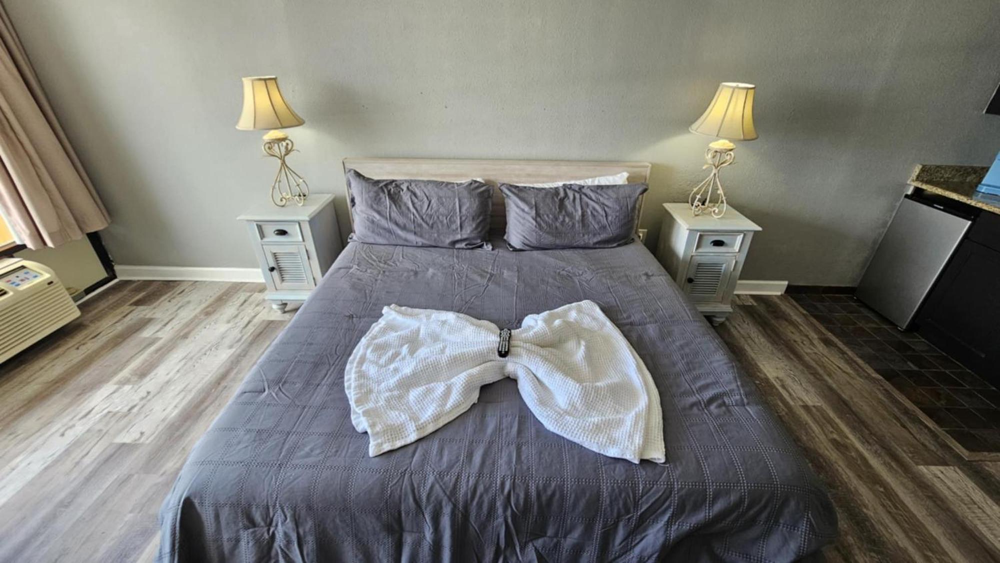 Renovated Oceanview King Unit 8th Floor Landmark Aparthotel