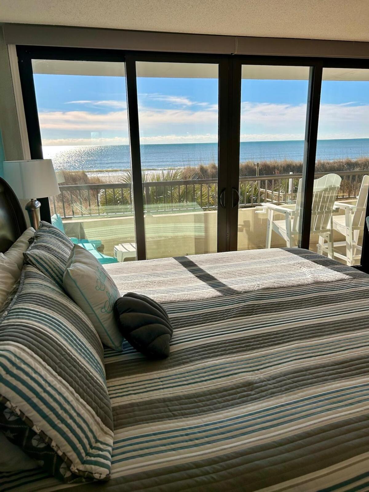 The Salty Breeze - 2 Ocean Front Master's - Steps To The *