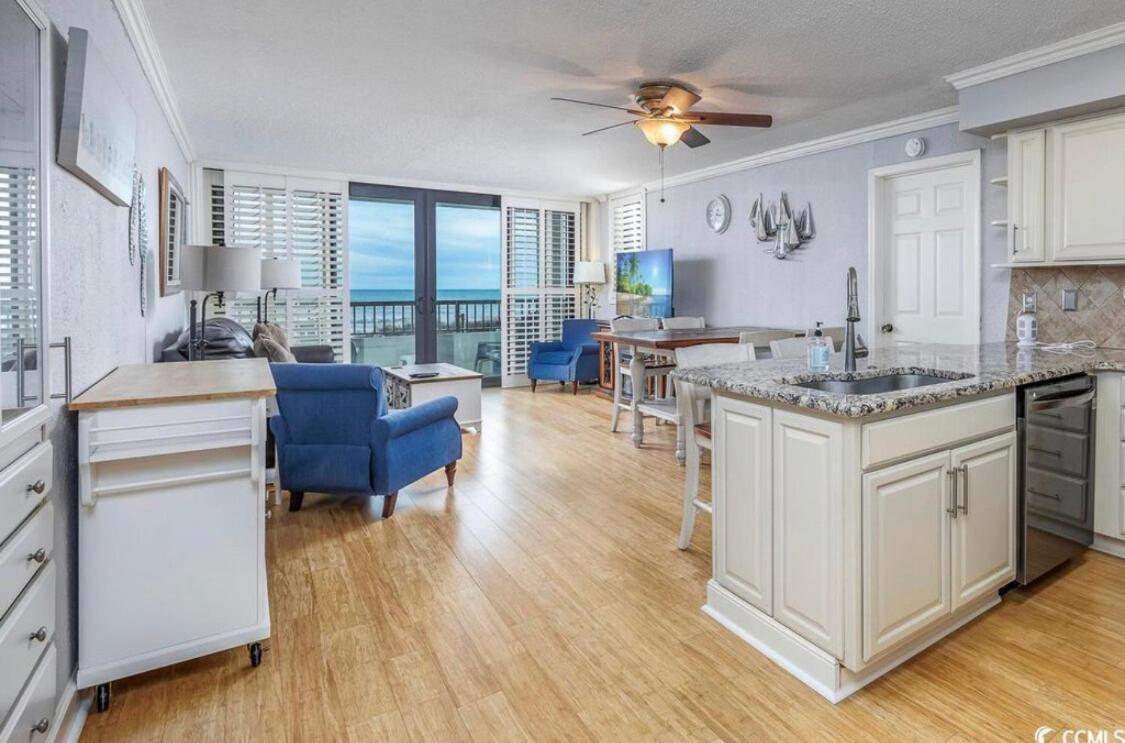 The Salty Breeze - 2 Ocean Front Master's - Steps To The