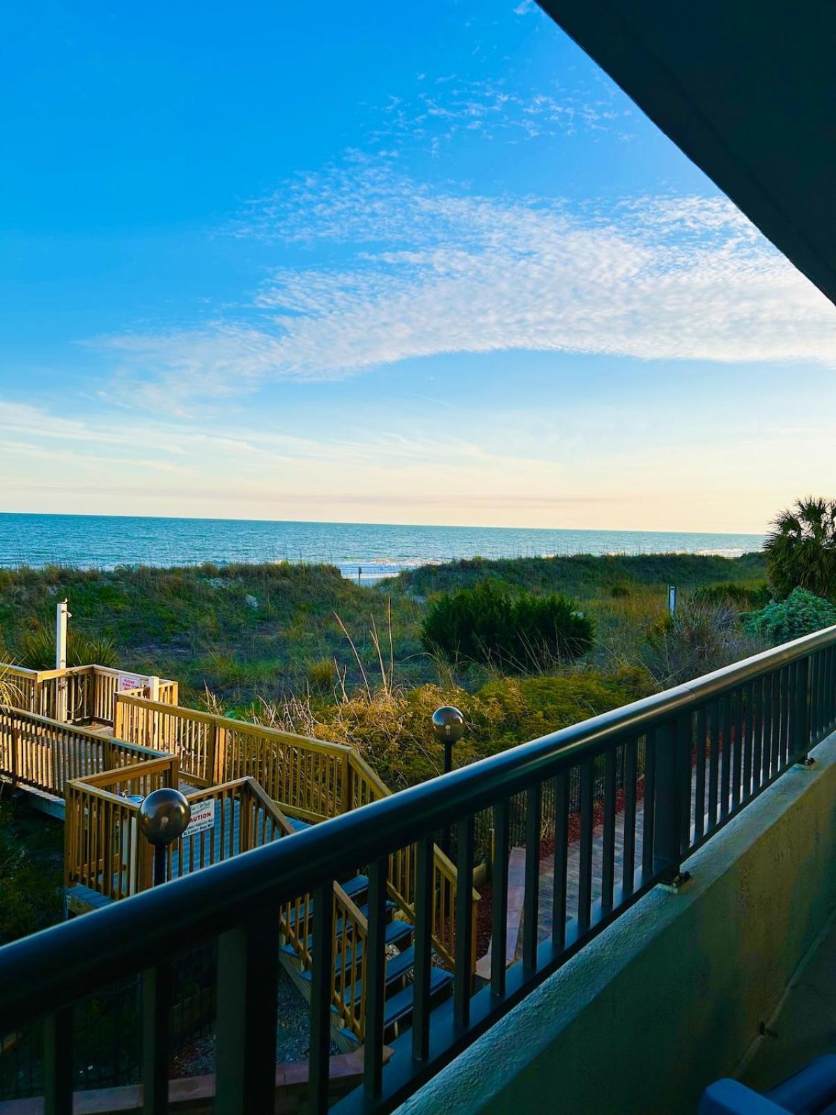 The Salty Breeze - 2 Ocean Front Master's - Steps To The Apartment