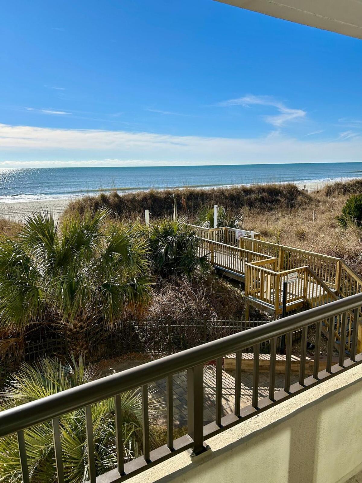 The Salty Breeze - 2 Ocean Front Master's - Steps To The Apartment Myrtle Beach