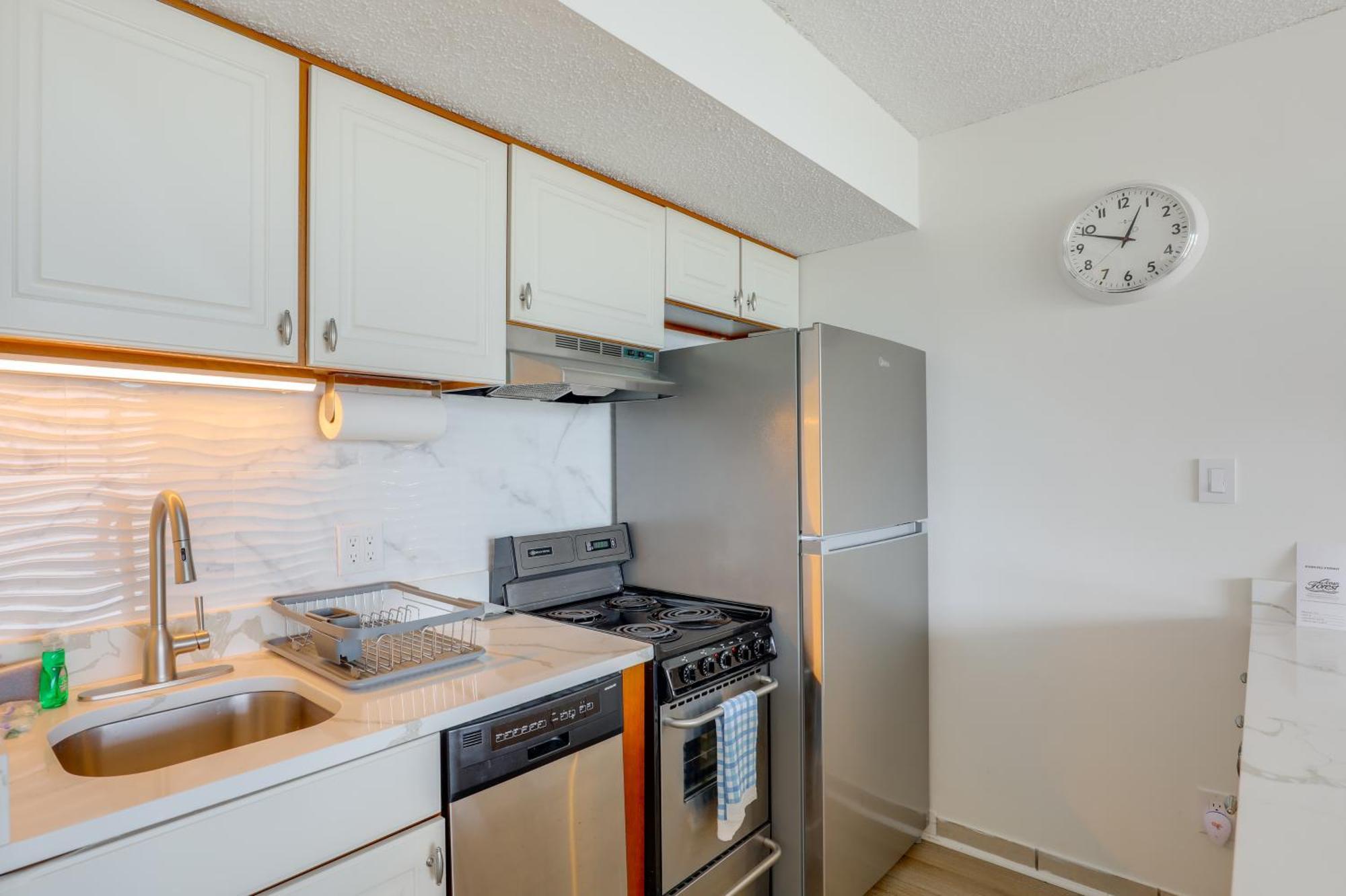 Walk To Myrtle With Views And Pool Access Apartment