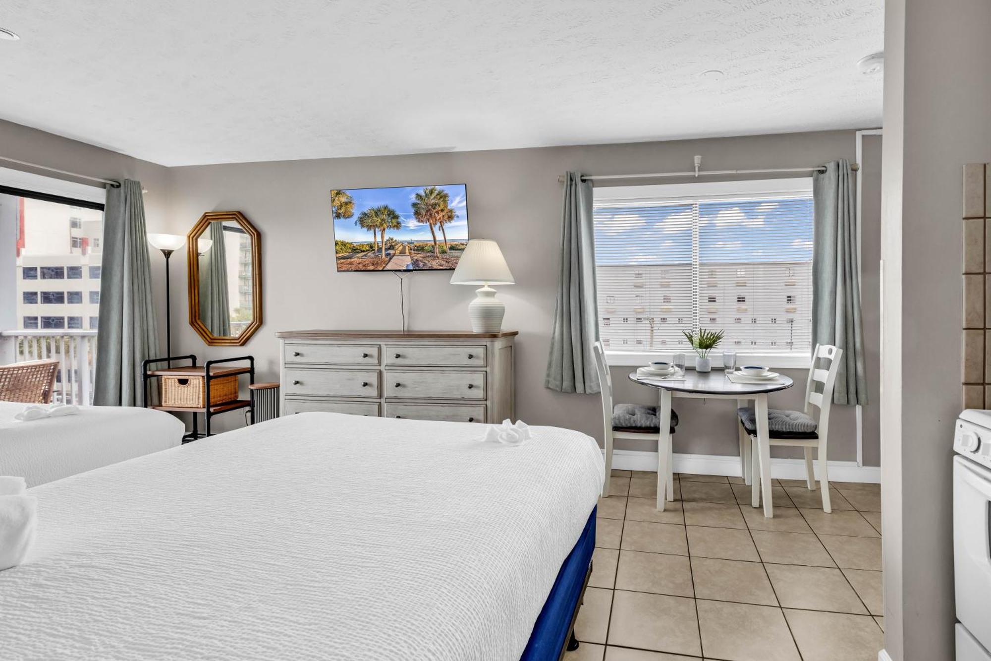 The Beachside Dacha - Lock-out 2 Bedroom Ocean View *