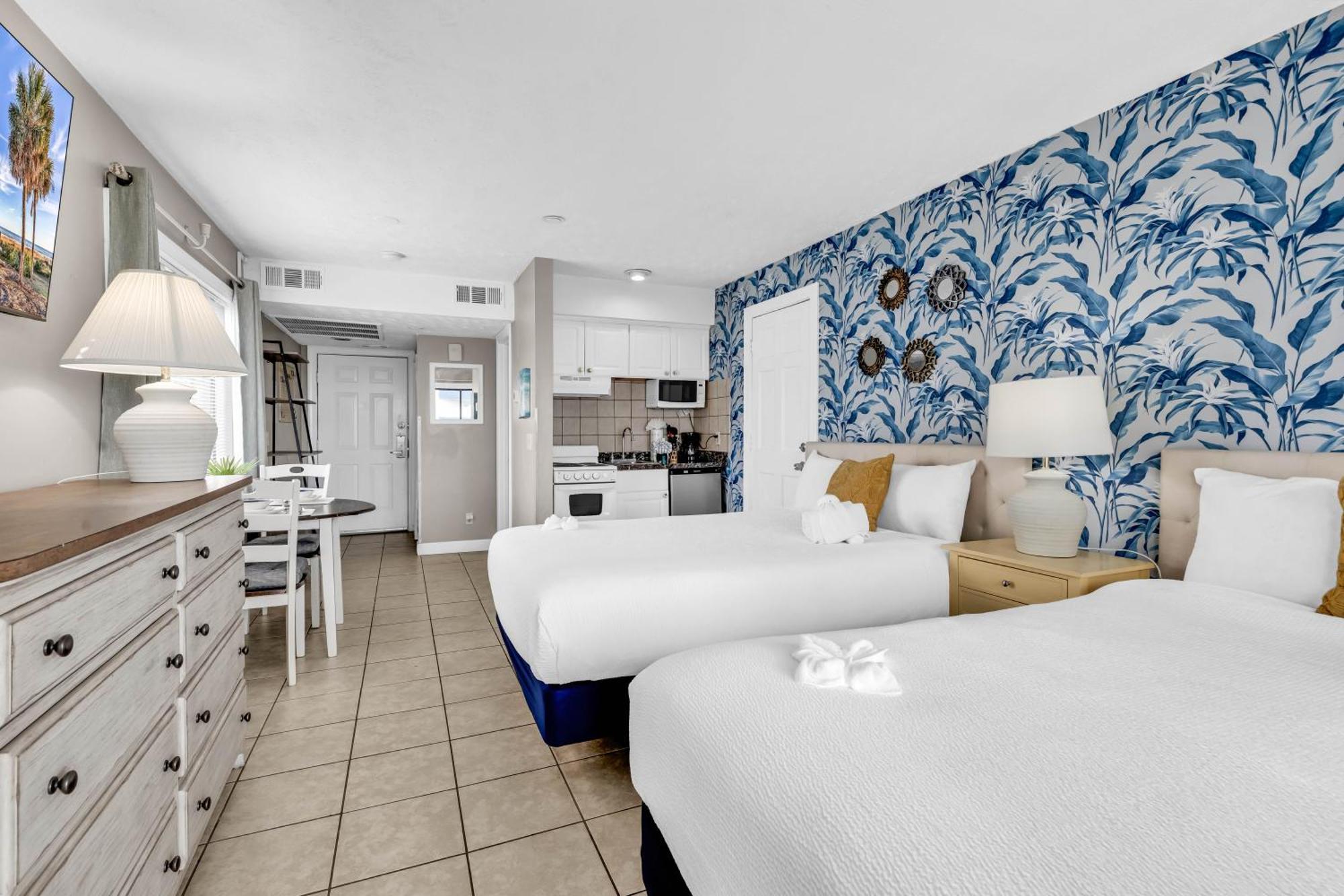 The Beachside Dacha - Lock-out 2 Bedroom Ocean View