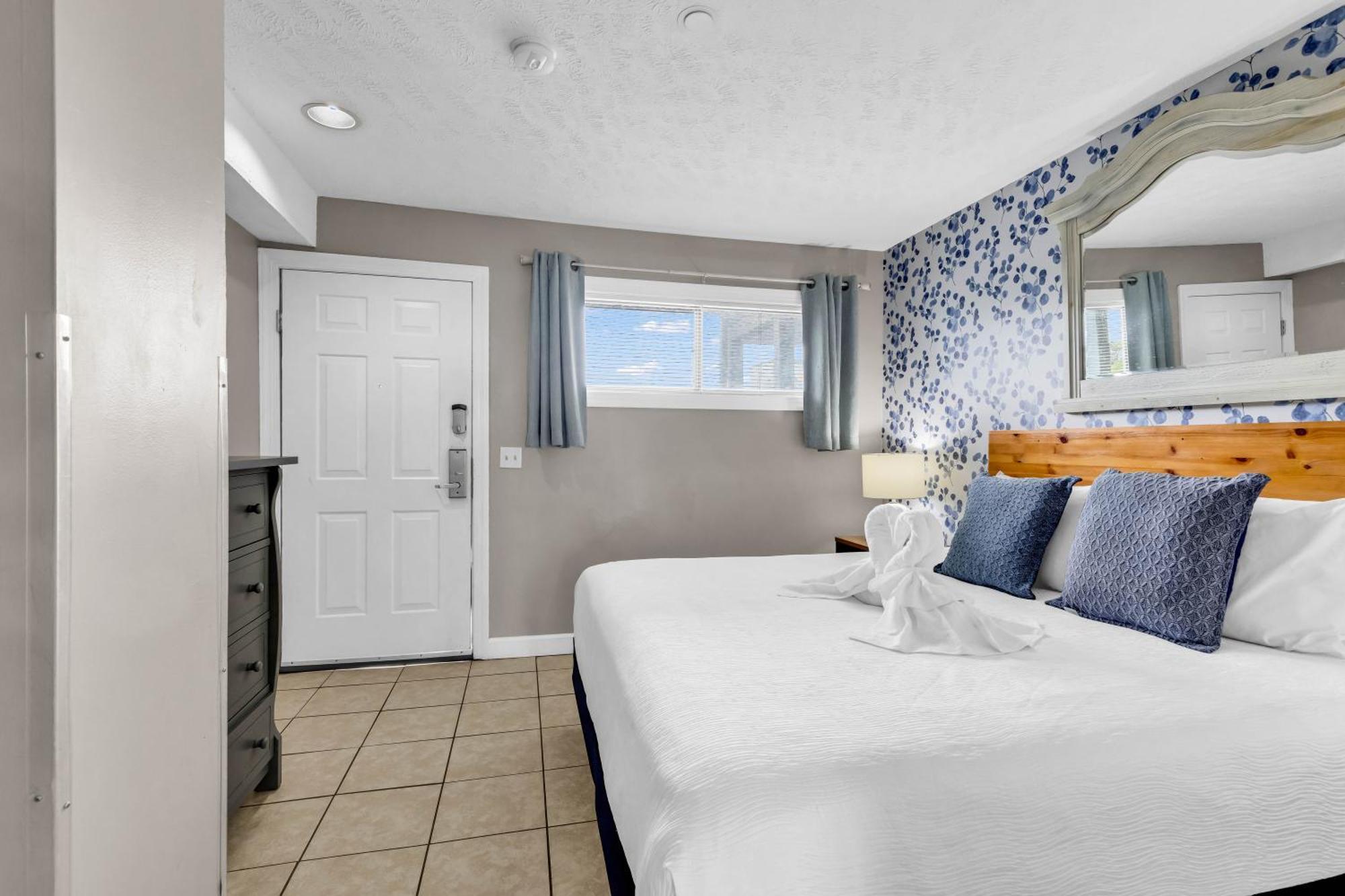 The Beachside Dacha - Lock-out 2 Bedroom Ocean View Apartment