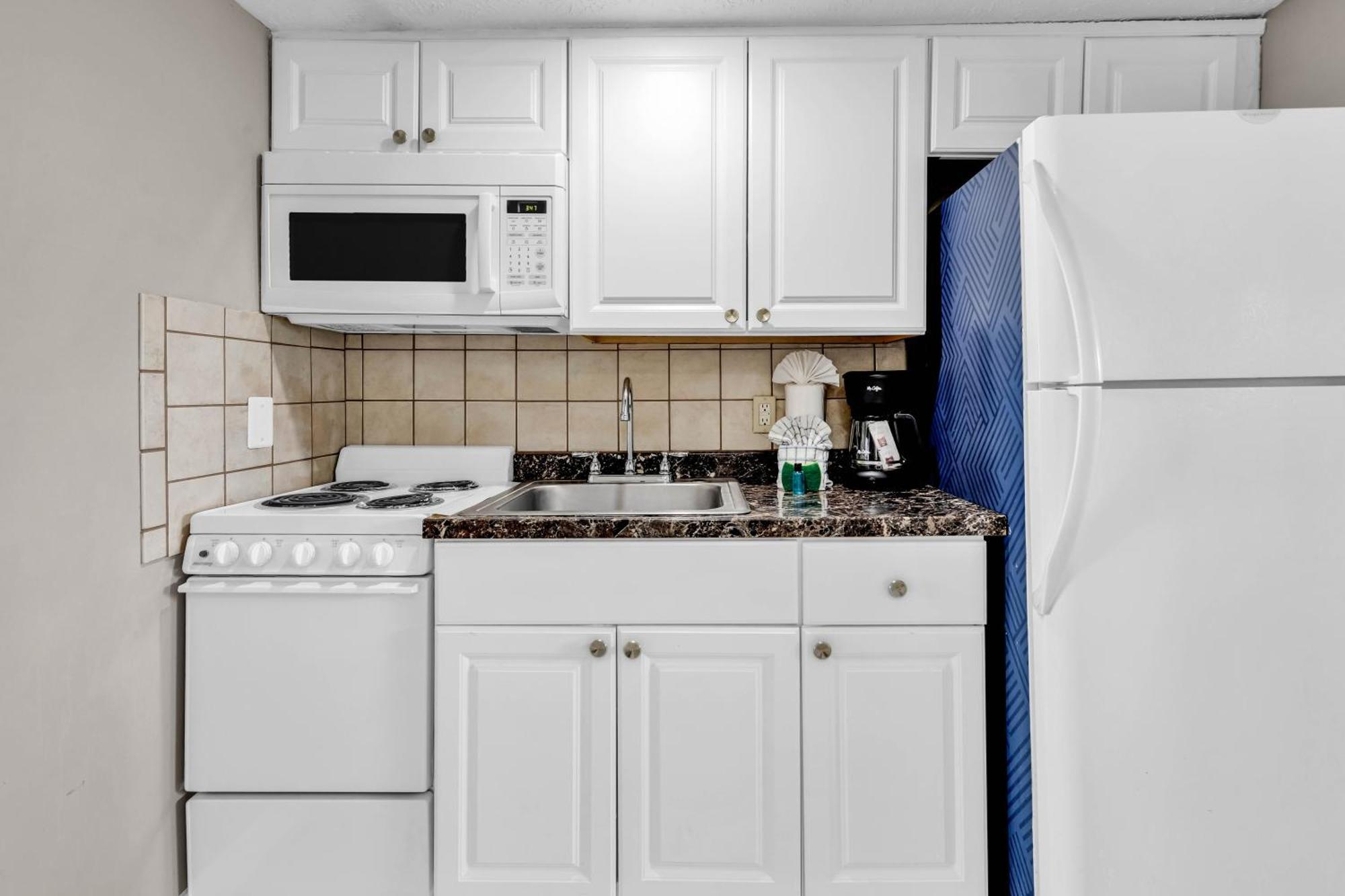 The Beachside Dacha - Lock-out 2 Bedroom Ocean View *
