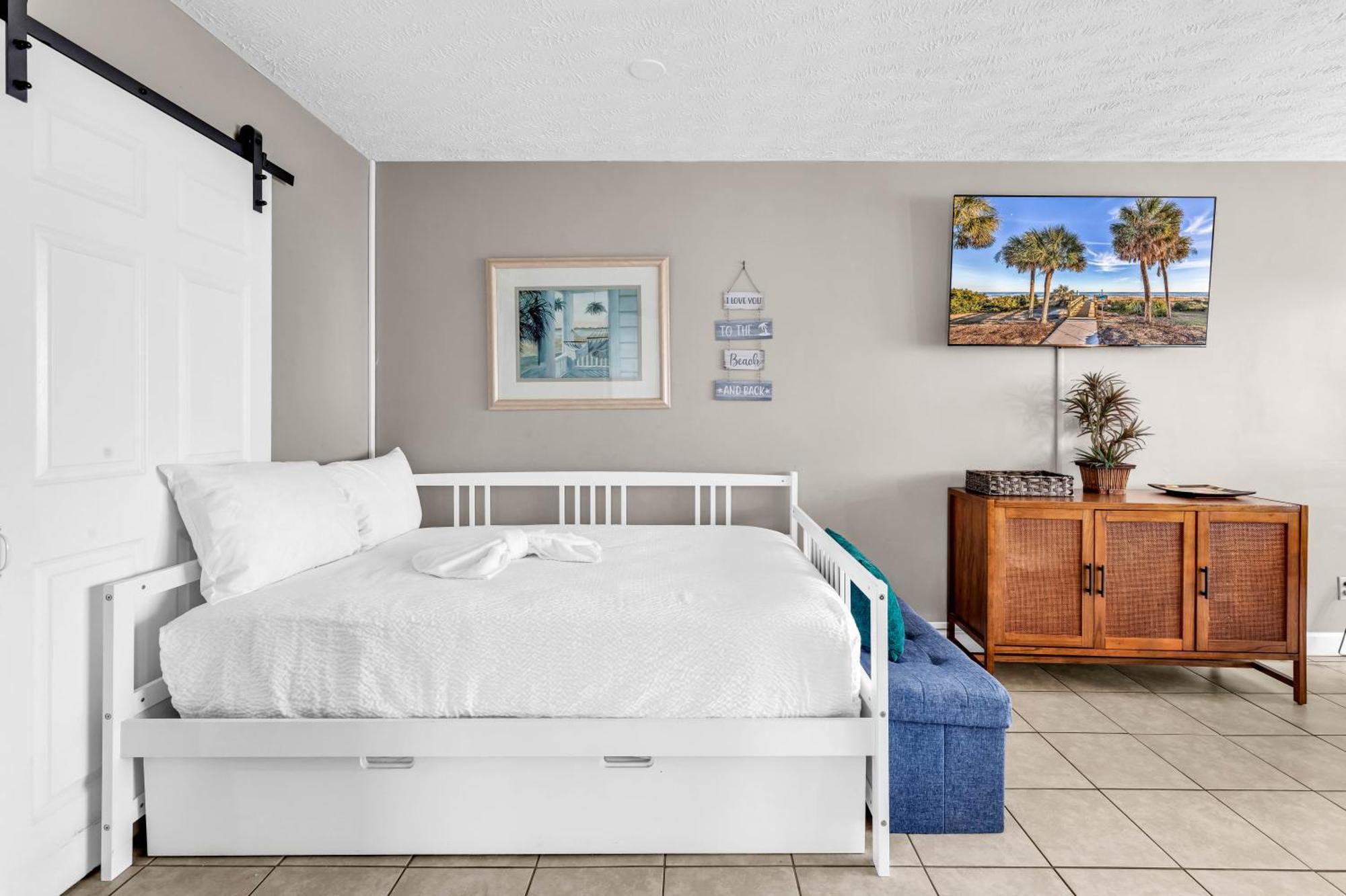 The Beachside Dacha - Lock-out 2 Bedroom Ocean View