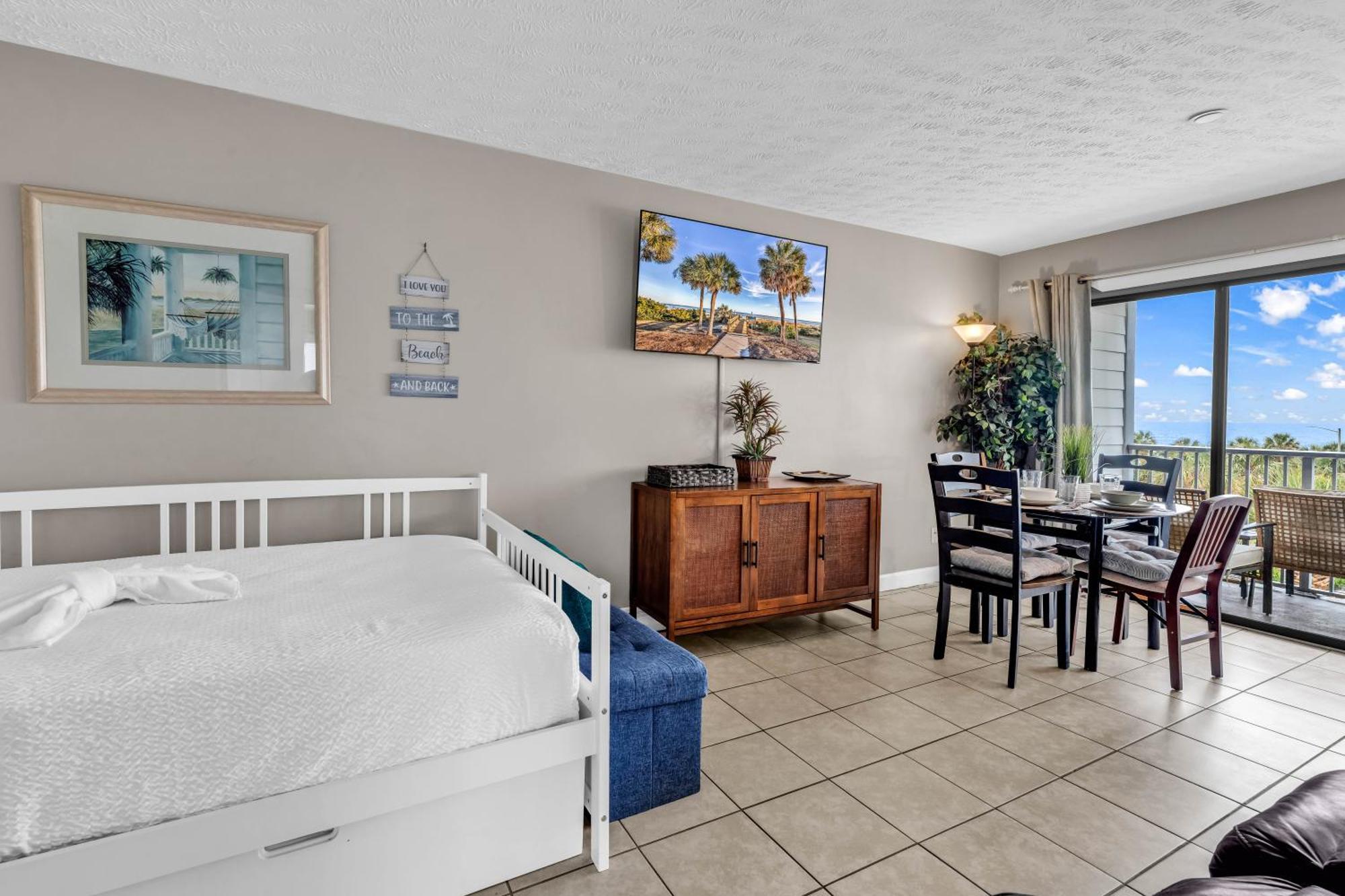 The Beachside Dacha - Lock-out 2 Bedroom Ocean View Apartment *
