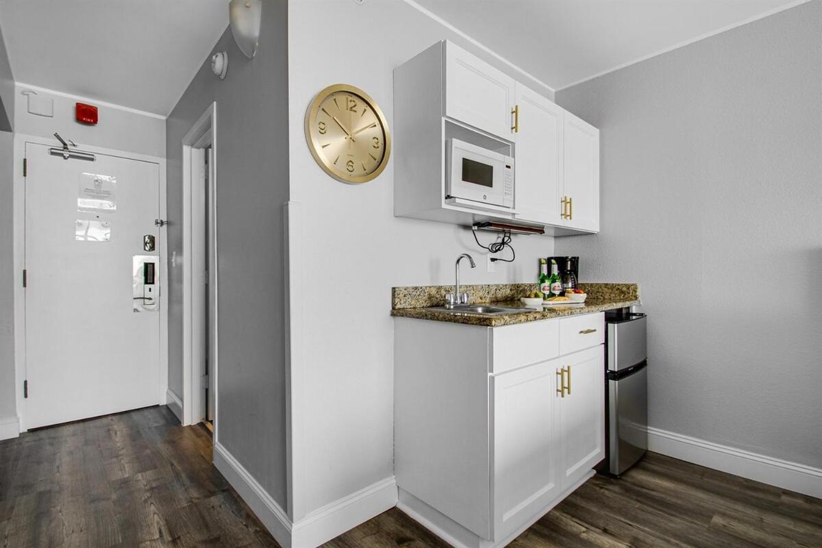 Modern Yet Classy Oceanfront In Landmark! 227 Apartment