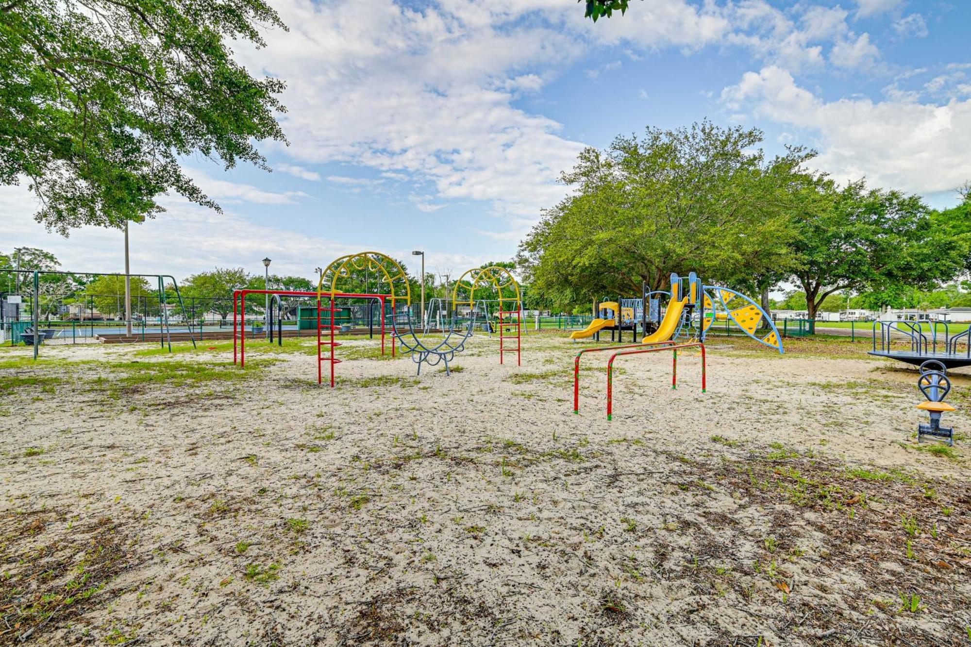 Walk To Surfside With Pool Access Holiday home