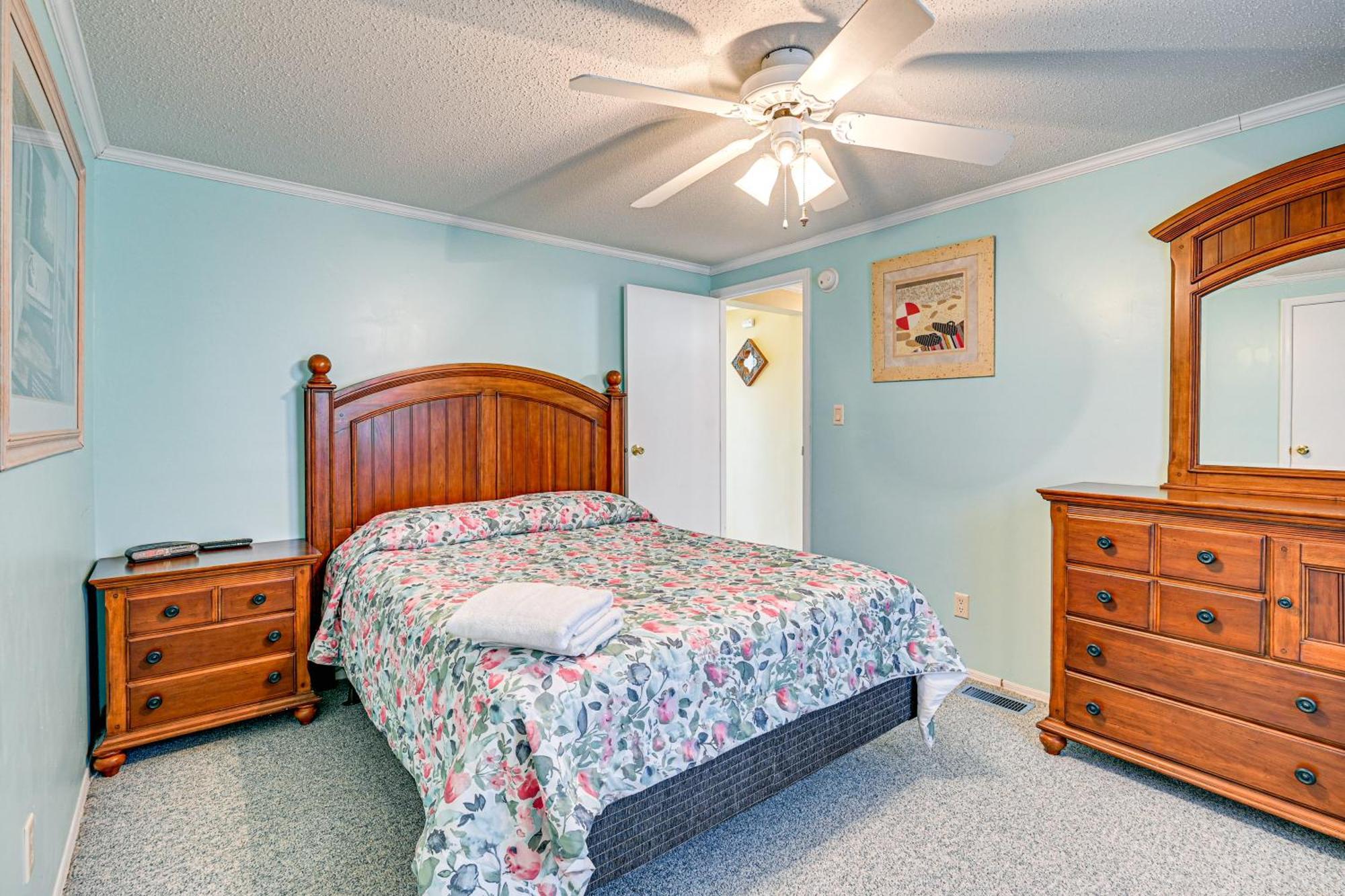 Walk To Surfside With Pool Access Holiday home