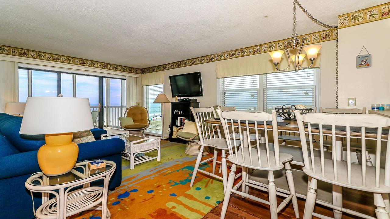 Oceanfront 3 Bedroom 2.5 Bath Wifi, Pool, W/d Apartment *