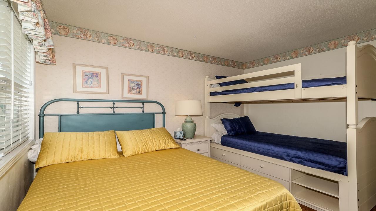 Oceanfront 3 Bedroom 2.5 Bath Wifi, Pool, W/d *