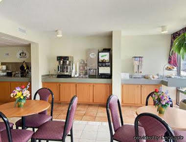 Super 8 By Wyndham Myrtle Beach/market Common Area Motel Myrtle Beach