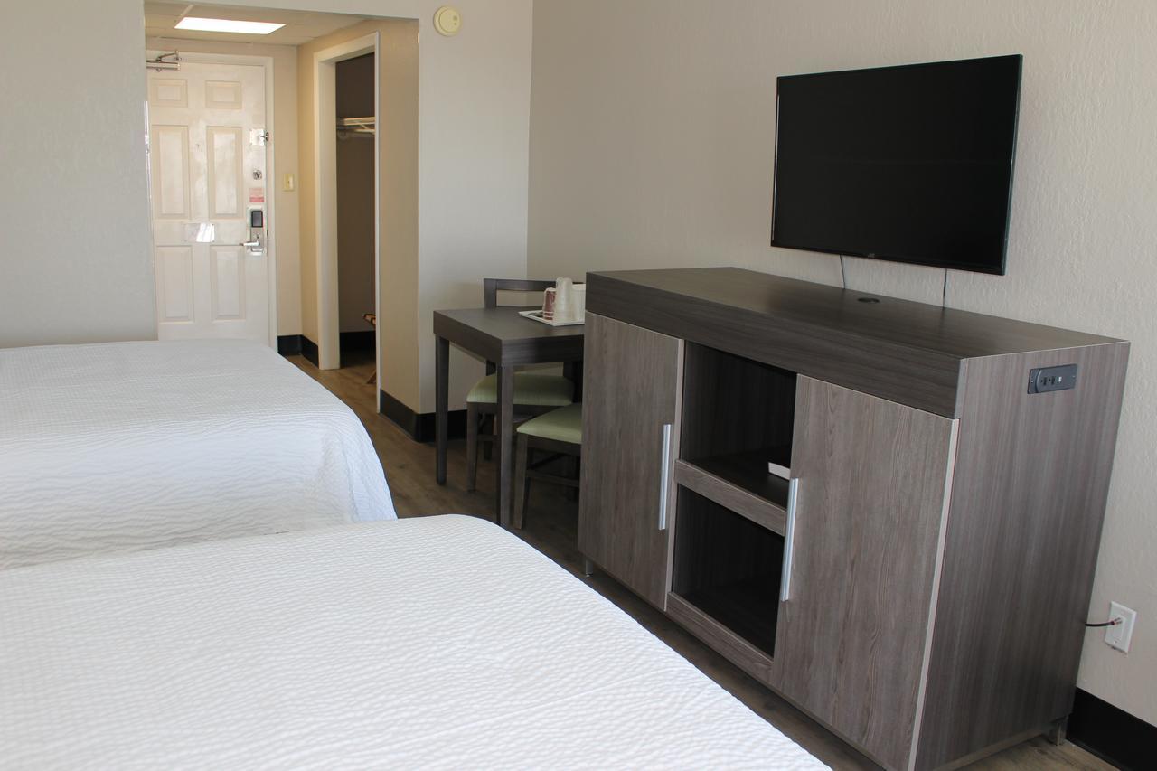 Tropical Seas Hotel 2*