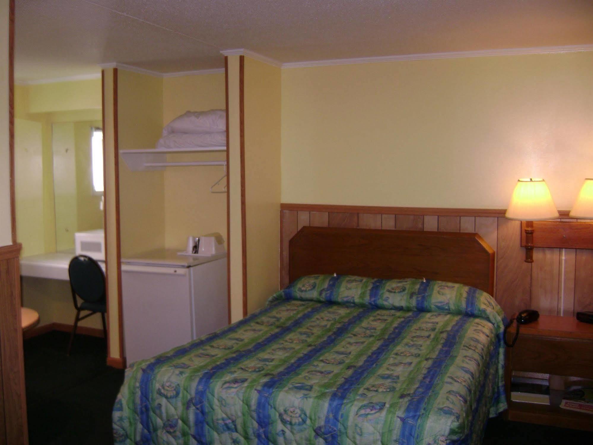 Sea Hawk Oceanfront Motel 2*