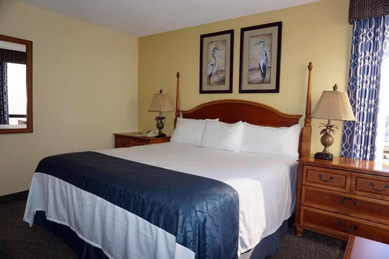 Schooner Ii And Racquet Club Hotel