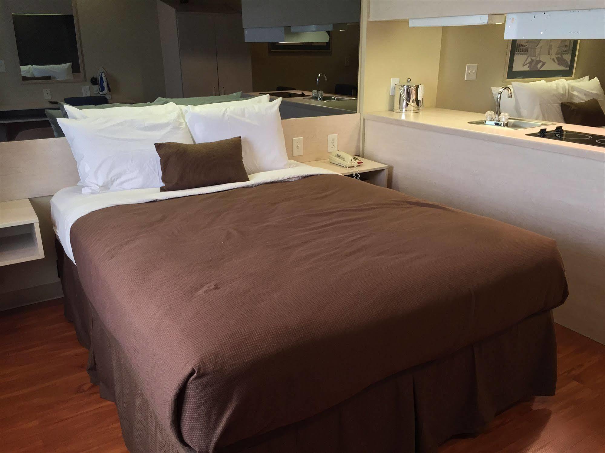 Hotel Quality & Myrtle Near Outlets 2*