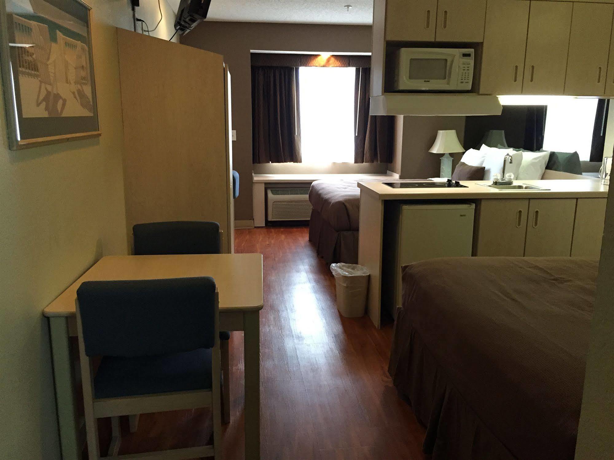 Hotel Quality & Myrtle Near Outlets