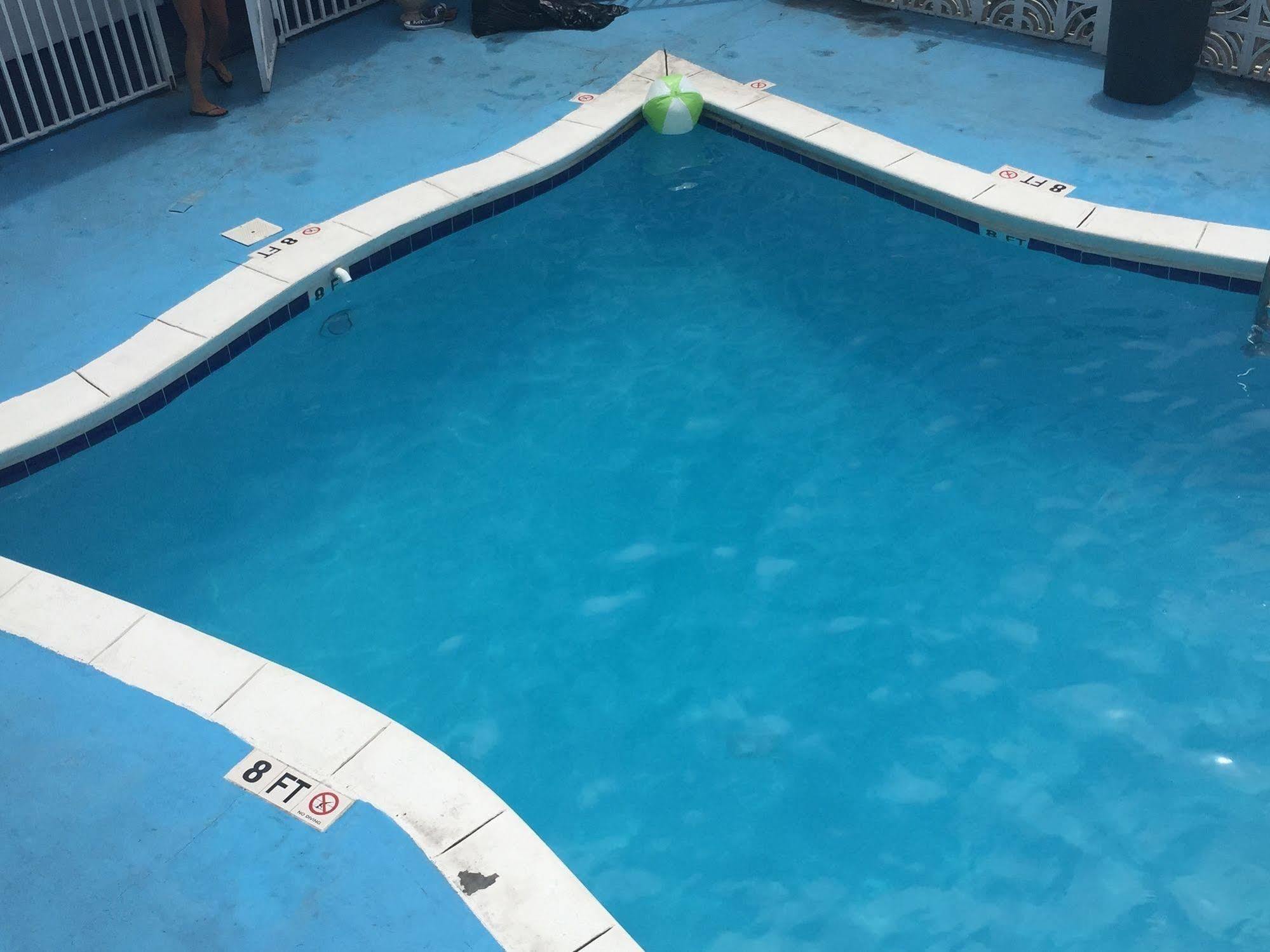 Fountainbleau Motel 2*