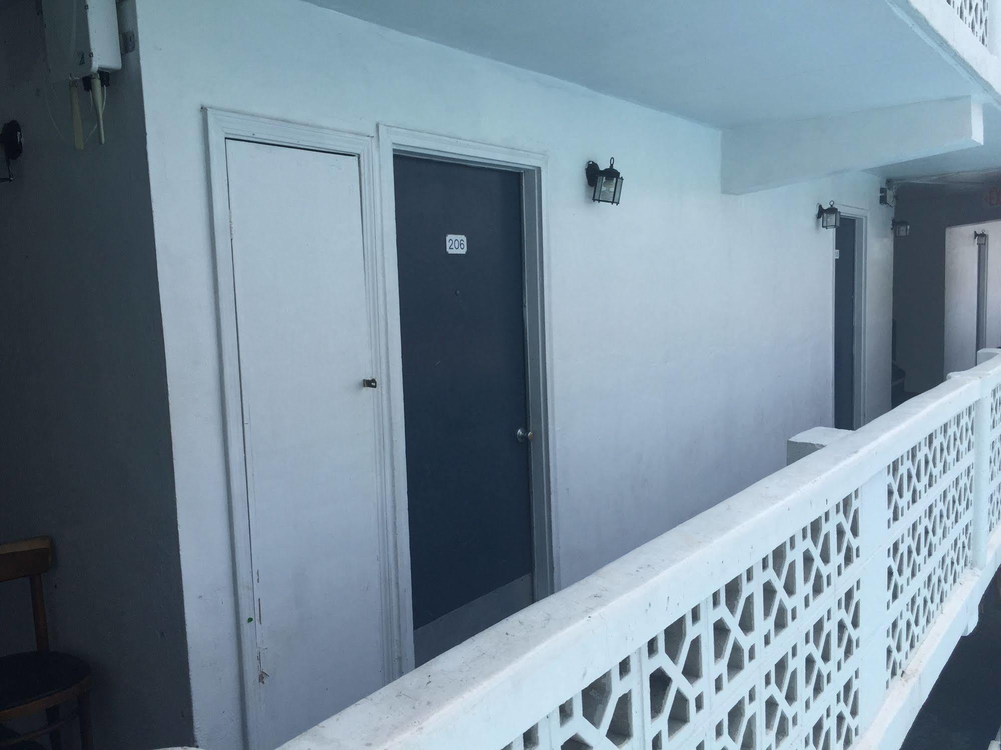 Fountainbleau Motel 2*