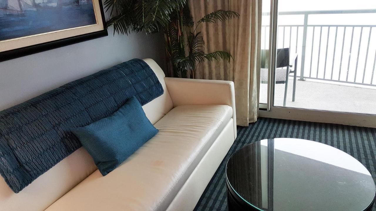Remodeled Direct Oceanfront, Amazing Views Modern! Apartment