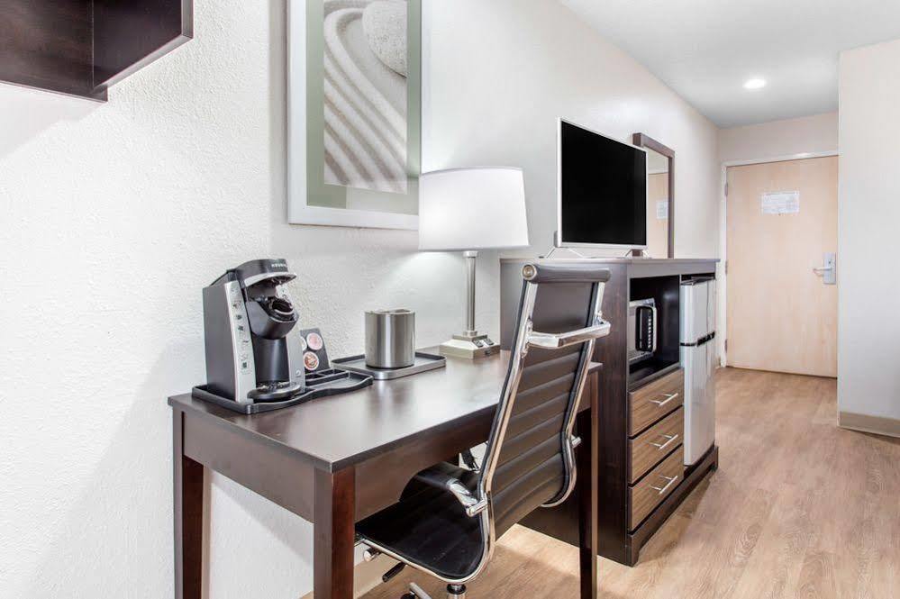 Hotel Quality & Myrtle Near Outlets
