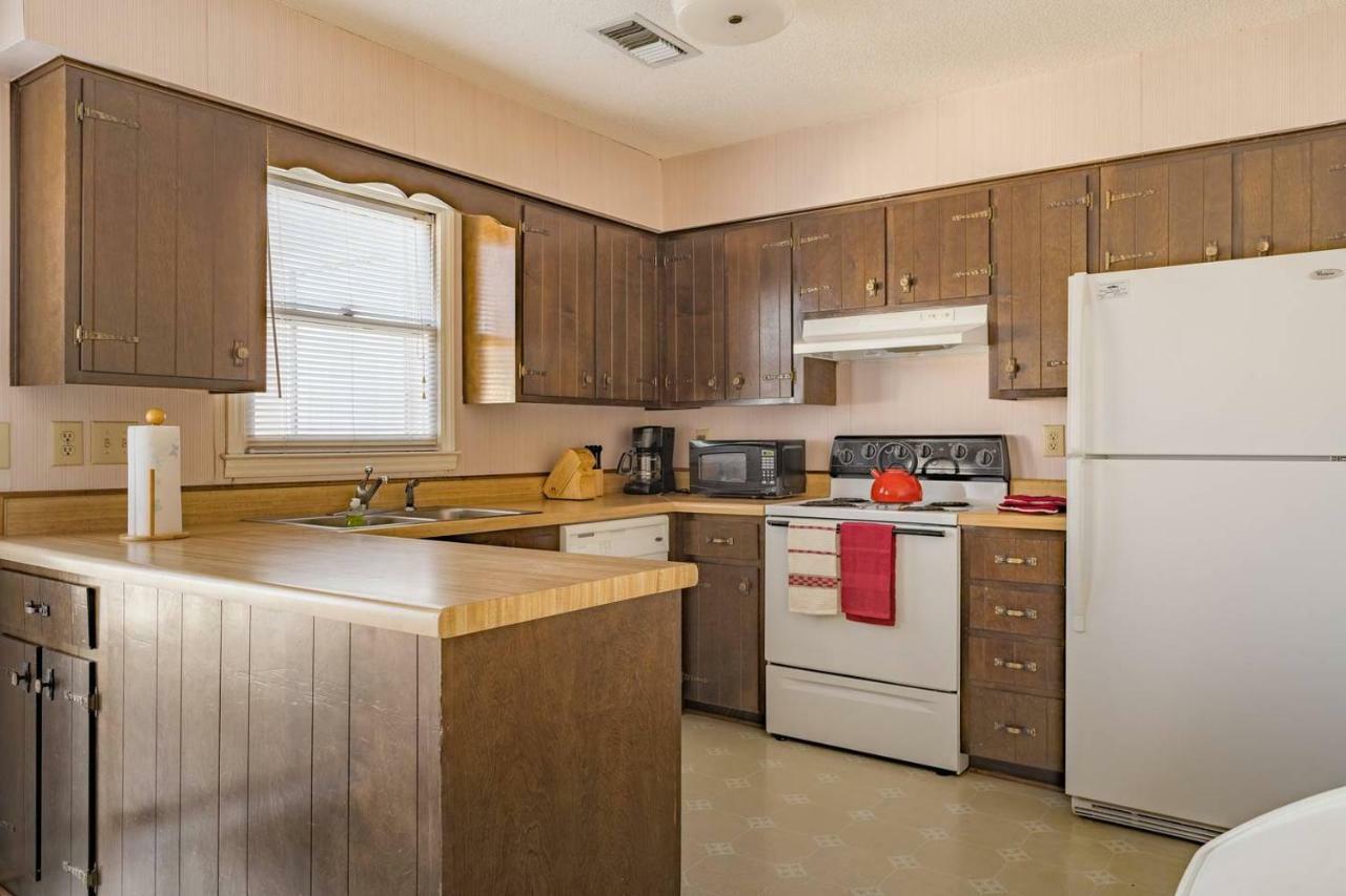 Family Friendly, 1 Block To Beach! Holiday home