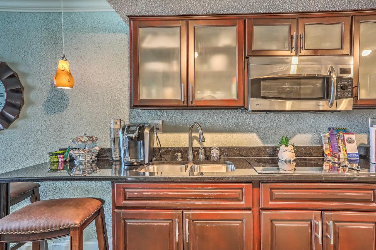 Apartment Oceanfront With Balcony, Views And Pool Access! *
