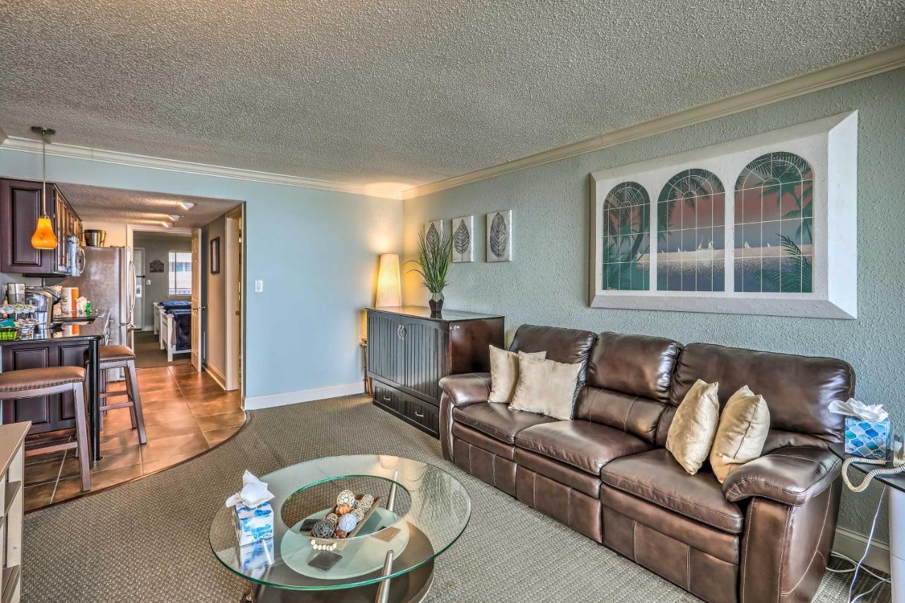 Oceanfront With Balcony, Views And Pool Access! Apartment