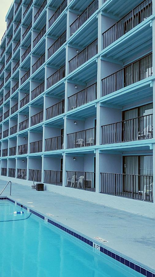 Tropical Seas Hotel 2*