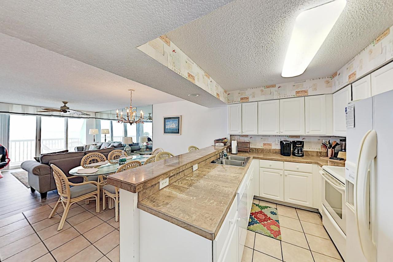 Stylish Beachfront Getaway With 2 Pools & Lazy River Apartment