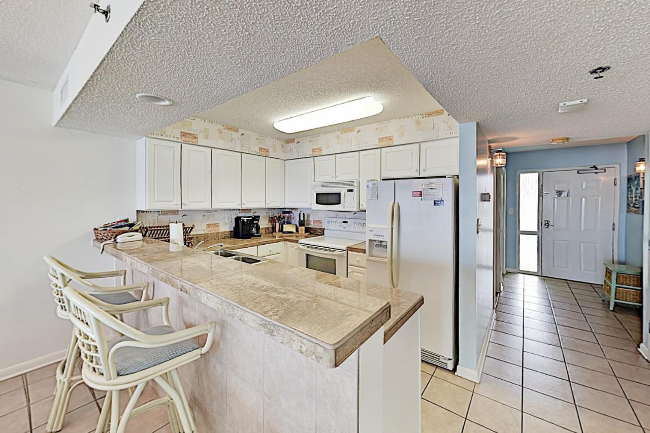 Apartment Stylish Beachfront Getaway With 2 Pools & Lazy River
