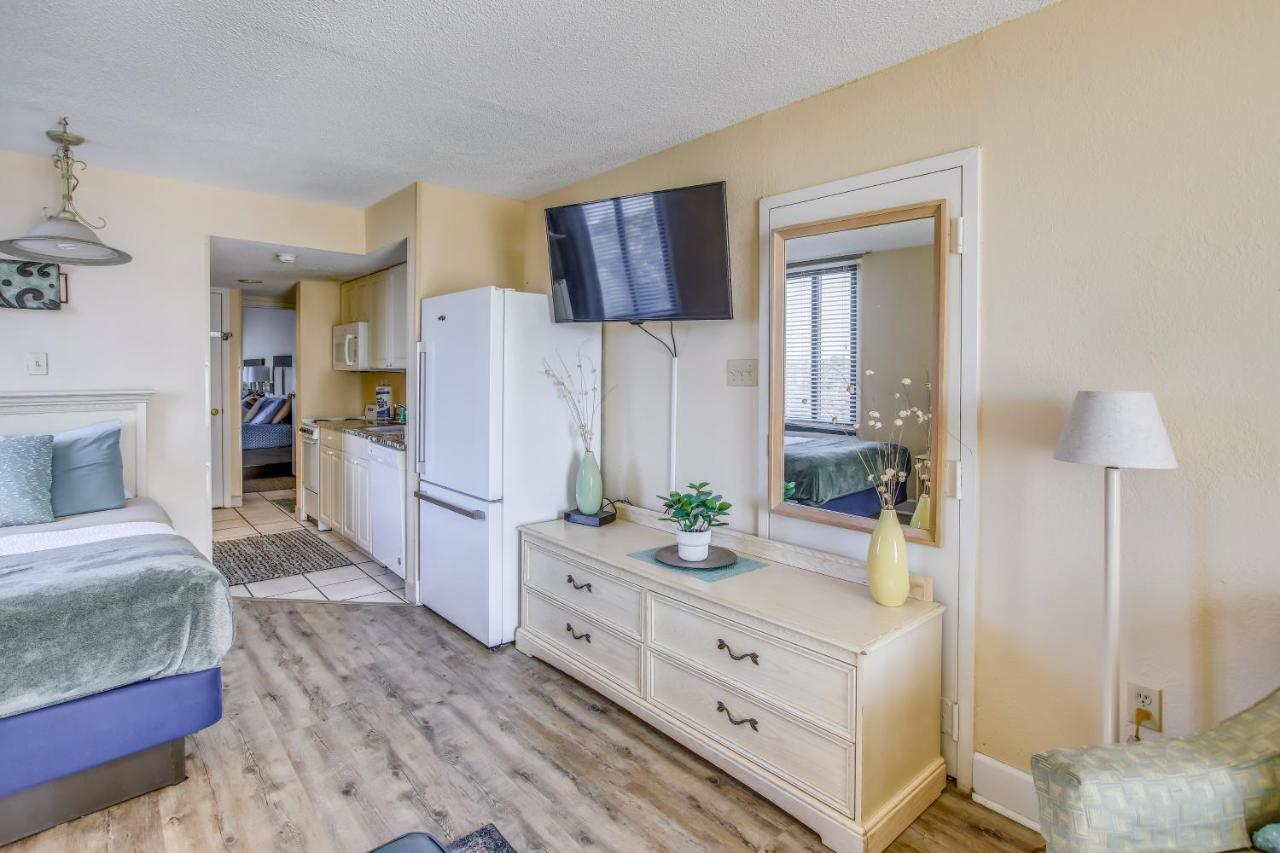 Beachfront Myrtle Retreat With Pool Views! Apartment *