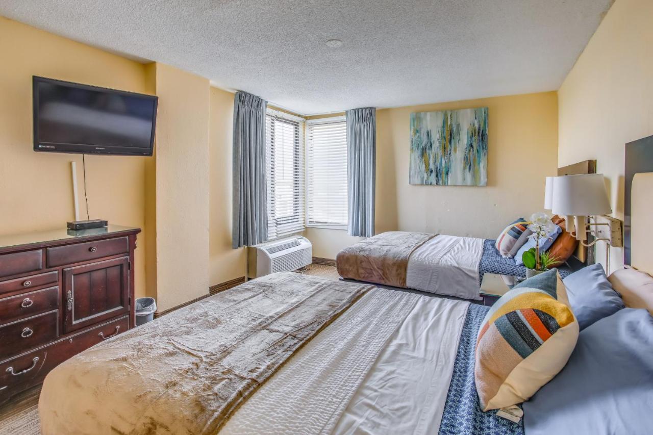 Beachfront Myrtle Retreat With Pool Views! Apartment