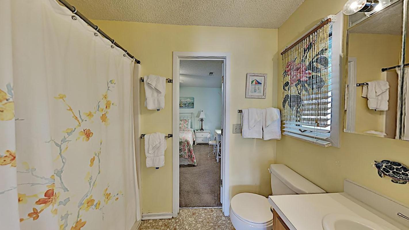 Entire Summer Pool 3 Blocks To The Beach Holiday home *