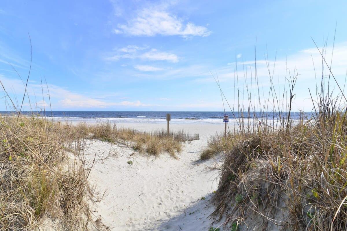 Across Street From Beach With Pool Top Location Holiday home *