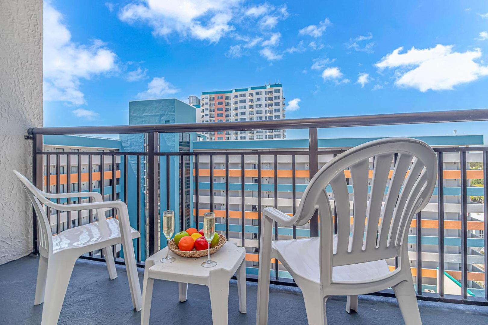 Immaculate! Led Fireplace - Renovated King - Sleeps 4! - Landmark 1508